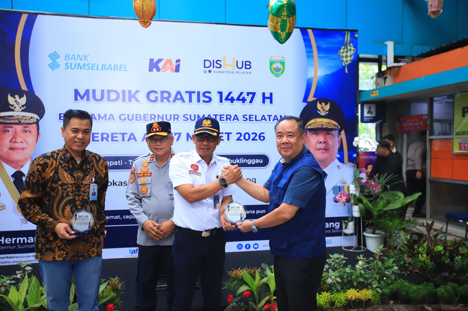 Wagub Cik Ujang Lepas Peserta Mudik Gratis Pemprov Sumsel Lebaran 1447H  di Stasiun Kertapati