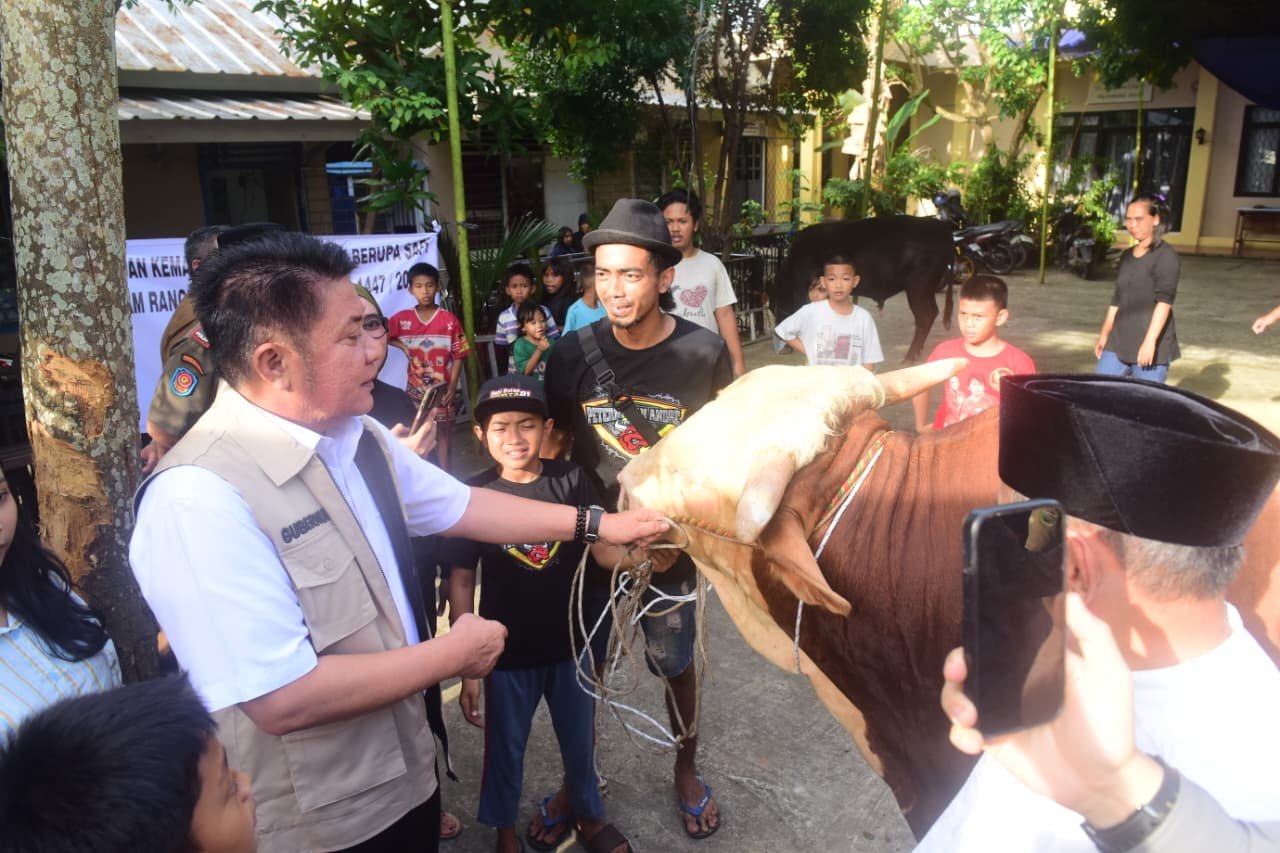 Gubernur Herman Deru Salurkan Sapi Kurban 1,3 Ton untuk Masjid Agung Palembang, Tekankan Kepedulian kepada Mustahik
