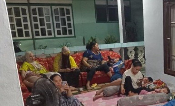 Ketakutan Gempa Susulan M 6,7, Warga Palu Pilih Bermalam di Luar Rumah